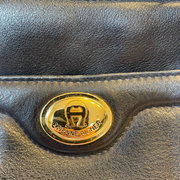 Black/Navy Quality Leather Vintage Etienne Aigner Hand Bag with Gold Accents - Picture 4 of 17